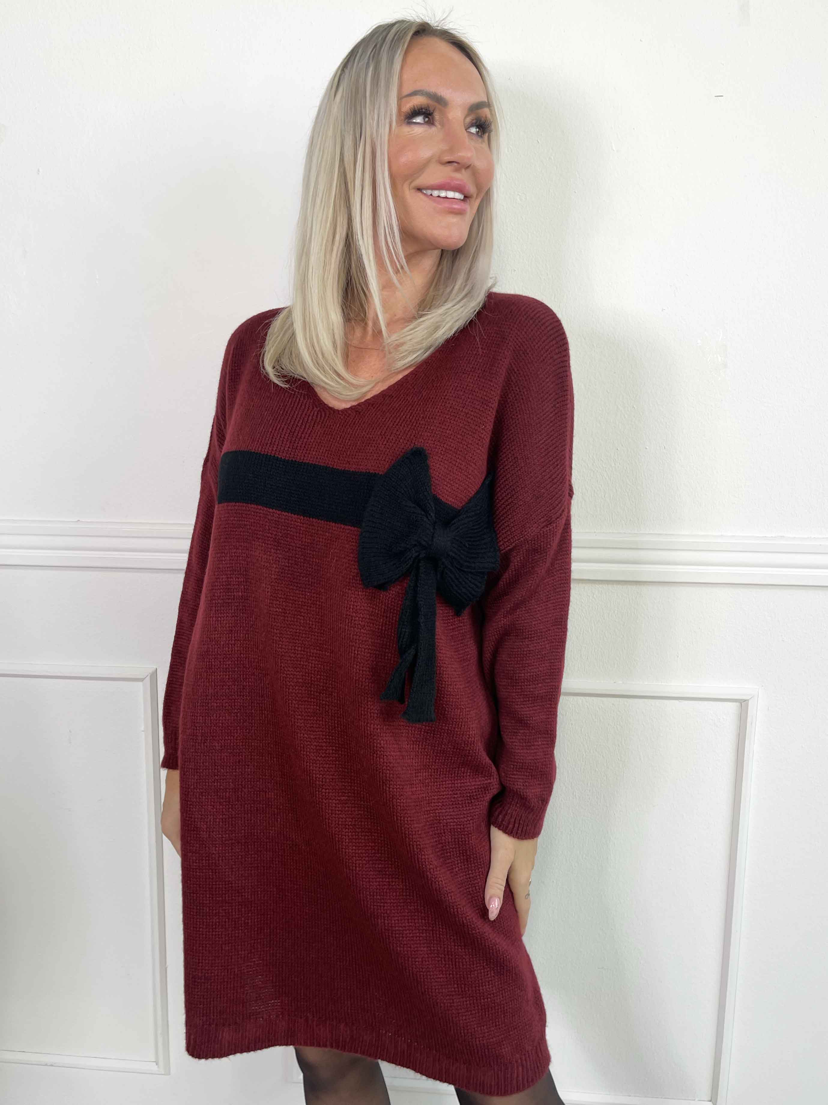 Berra - Strikkjole med bånd og sløjfe